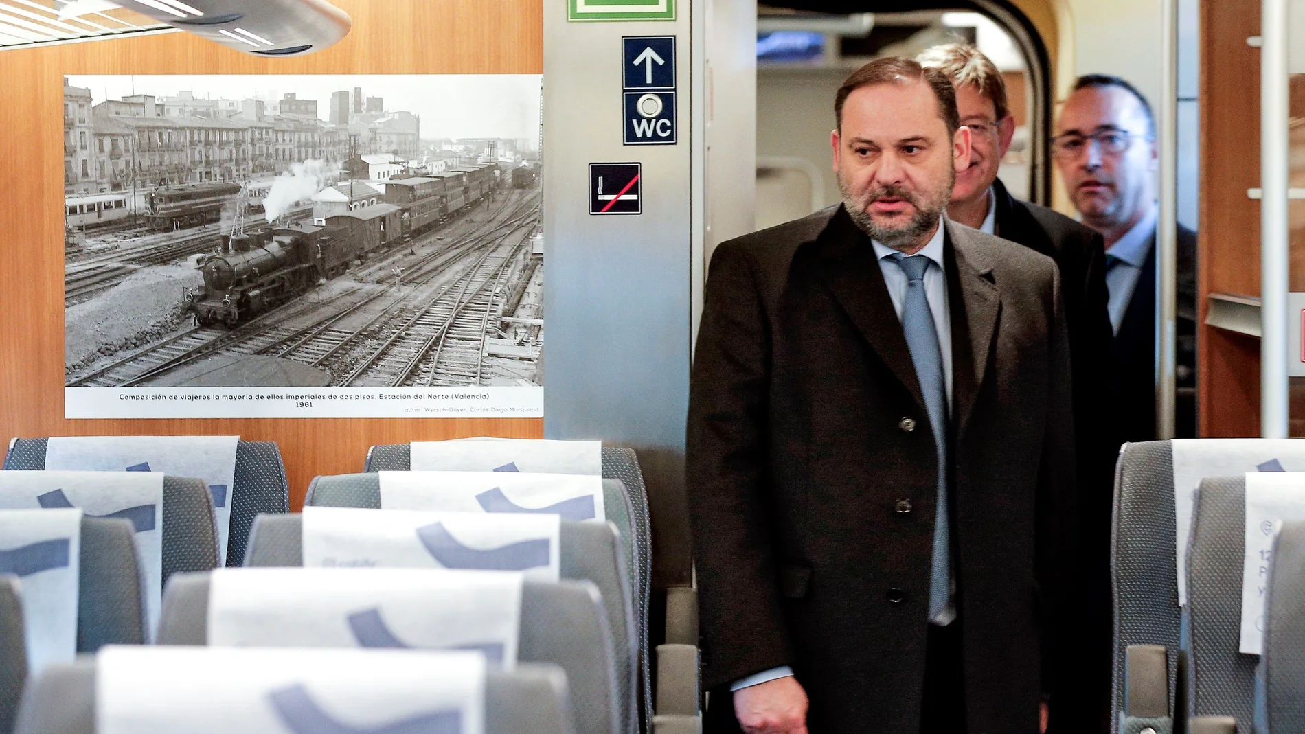 El ministro Ábalos inaugura una exposición fotográfica sobre el 160 aniversario de la línea férrea Valencia-Madrid