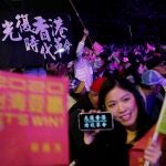 Manifestantes contrarios al Gobierno de Hong Kong en una concentración a favor de la reelección de la presidenta de Taiwán Tsai Ing-wen, en Taipéi