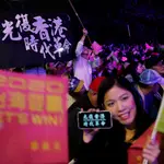 Manifestantes contrarios al Gobierno de Hong Kong en una concentración a favor de la reelección de la presidenta de Taiwán Tsai Ing-wen, en Taipéi