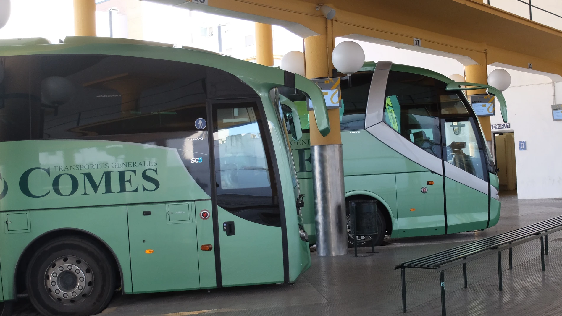 Autobuses pertenecientes a los Transportes Generales Comes durante una parada en el apeadero de Prado de San Sebastián (Sevilla)