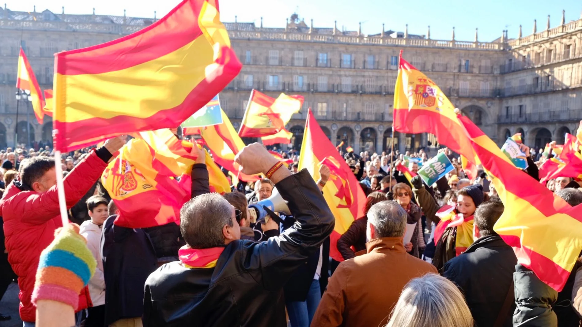 Concentración de VOX en la Plaza Mayor de Salamanca