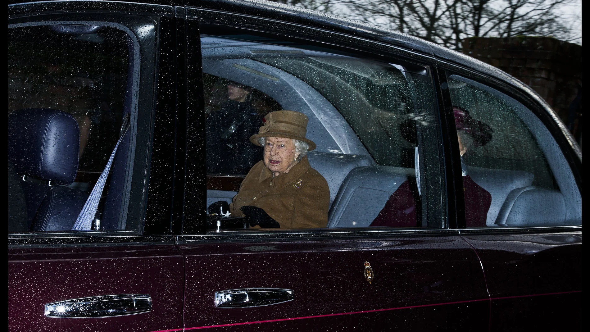 La reina ayer saliendo de Sandringham