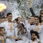 Los jugadores del Real Madrid, con el trofeo de supercampeones de España