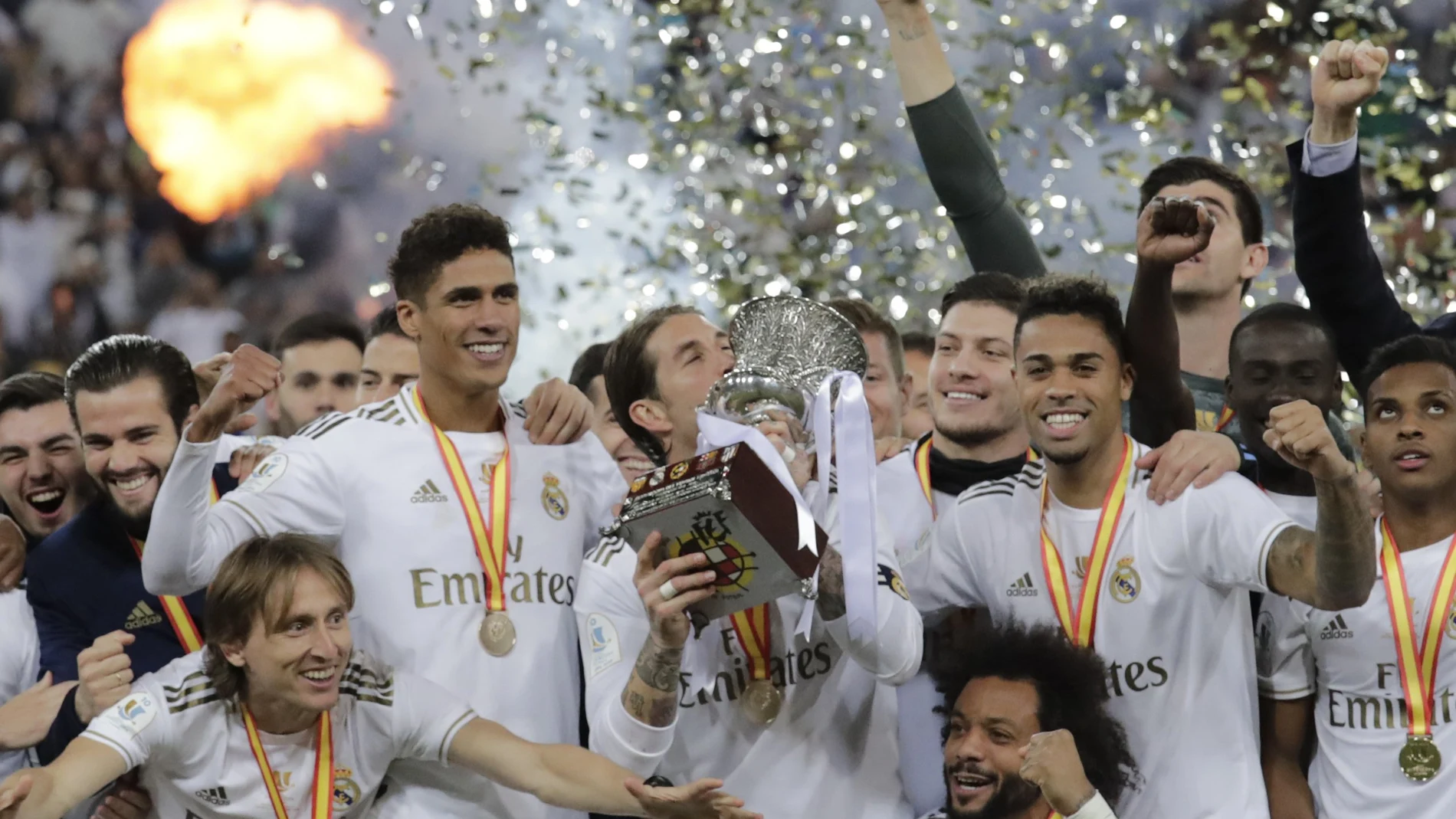 Los jugadores del Real Madrid, con el trofeo de supercampeones de España