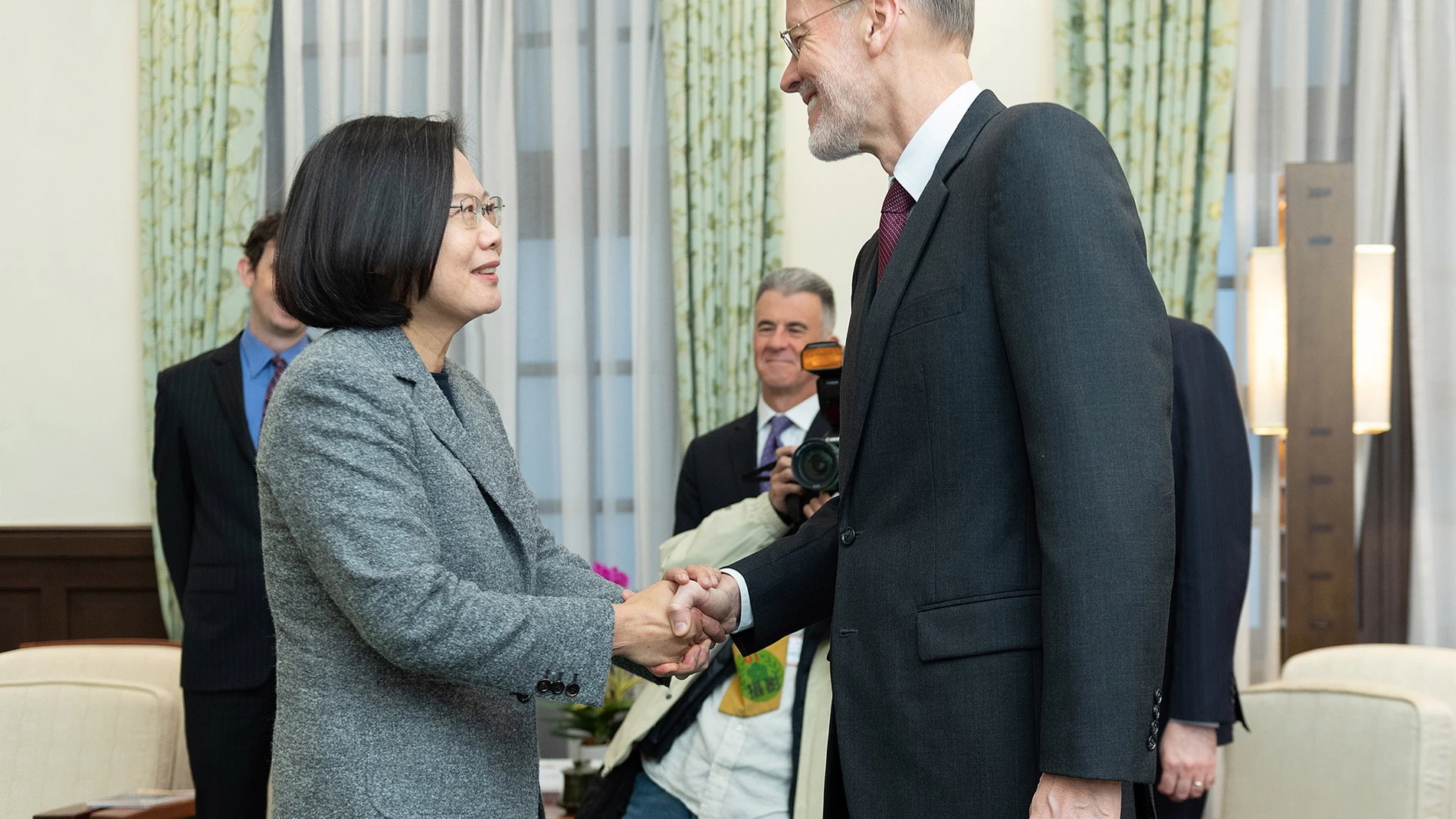 La presidenta taiwanesa Tsai Ing Wen se reunió este lunes con Brent Christensen, representante de EE UU en Taipei