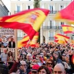 Militantes y simpatizantes de Vox durante una concentración celebrada a principios de año en frente al Palau de la Generalitat