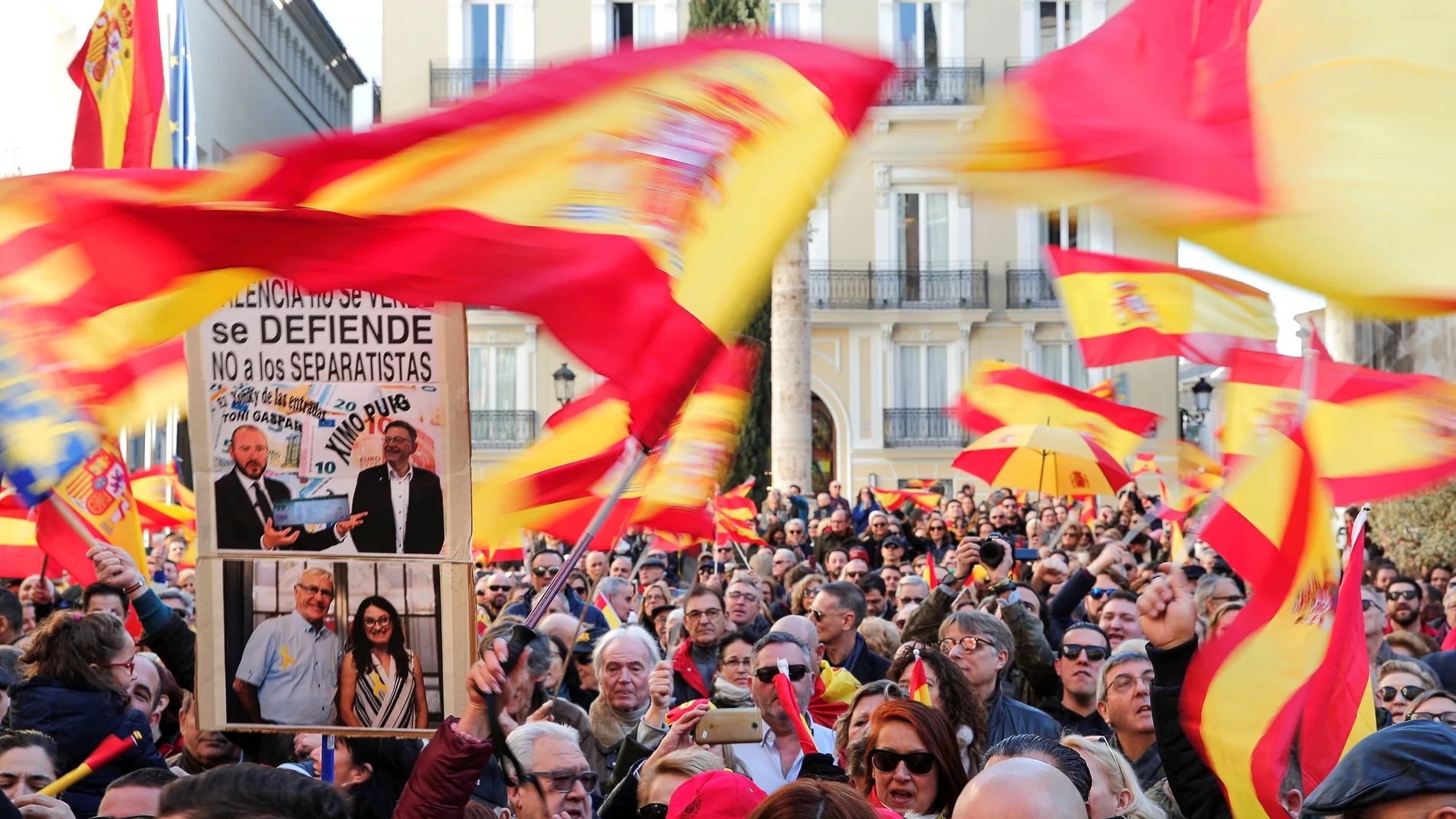 Militantes y simpatizantes de Vox claman en València por la unidad de España