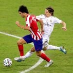GRAF931. YEDA (ARABIA SAUDÍ), 12/01/2020.- El delantero portugués del Atlético de Madrid Joao Félix (i) trata de escapar de Luka Modric, del Real Madrid, durante la final de la Supercopa de España que disputan este domingo en el estadio King Abdullah Sports Center de Yeda, en Arabia Saudí. EFE/Juanjo Martín