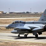 Uno de los cuatro aviones de combate F-16 se sienta en una pista durante la ceremonia de entrega en la Base Aérea Balad en la provincia de Salahuddin, norte de Iraq, el 20 de julio de 2015 (reeditado el 12 de enero de 2020). Según los informes, cuatro soldados resultaron heridos el 12 de enero de 2020 después de que los cohetes golpearan la base aérea iraquí. Se informa que la base también alberga tropas estadounidenses.
