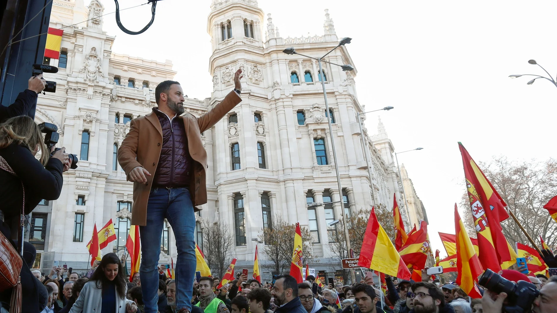 El líder de Vox, Santiago Abascal, en el Ayuntamiento de Madrid en la Plaza de Cibeles antes de leer el manifiesto que reivindica que "España existe". REUTERS/Jon Nazca