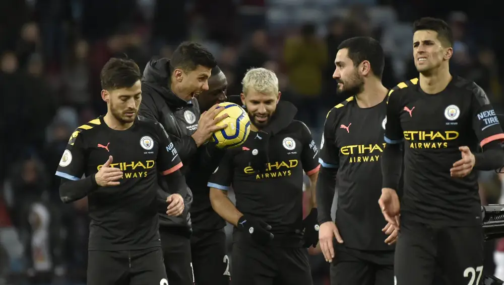 Jugadores del Manchester City celebrando su victoria frente al Aston Villa en la pasada jornada
