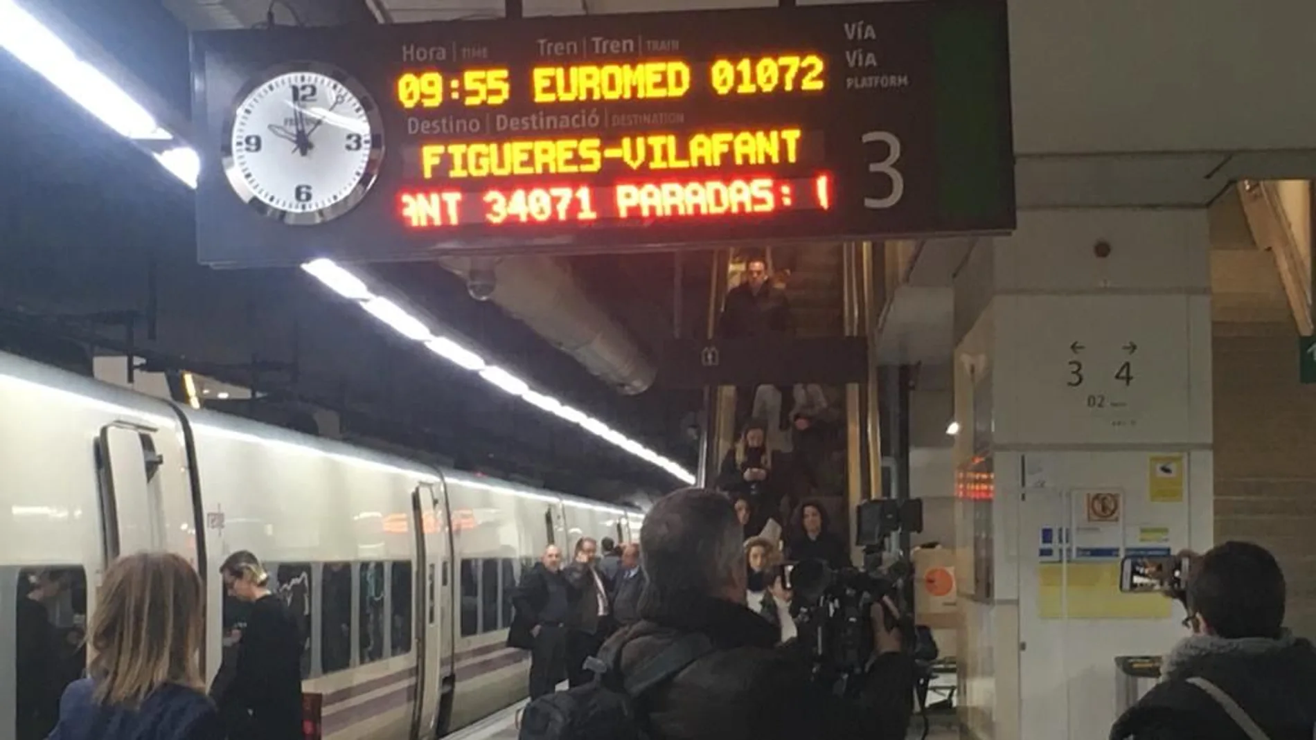El primer Euromed que "acorta" la distancia entre Valencia y Barcelona, hizo su llegada ayer a las estación de Sants.