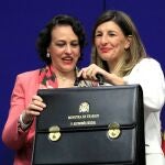 La nueva ministra de Trabajo, Yolanda Díaz (d) recibe la cartera de manos de la ministra saliente, Magdalena Valerio (i) durante la toma de posesión de su cargo