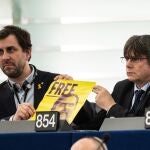Toni Comin (i) y Carles Puigdemont (d) asisten ayer al primer pleno del Parlamento Europeo como parlamentarios.