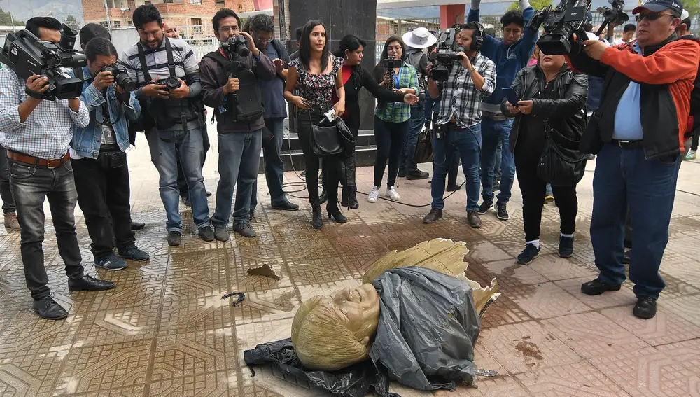 Periodistas toman fotografías y video de un busto de Evo Morales que fue retirado en Quillacollo.