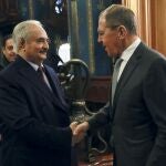 El ministro de Exteriores ruso, Sergei Lavrov, saluda al general Haftar, ayer en Moscú/EFE