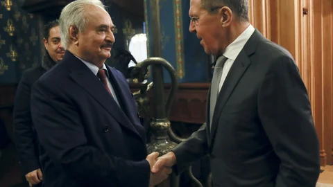 El ministro de Exteriores ruso, Sergei Lavrov, saluda al general Haftar, ayer en Moscú/EFE