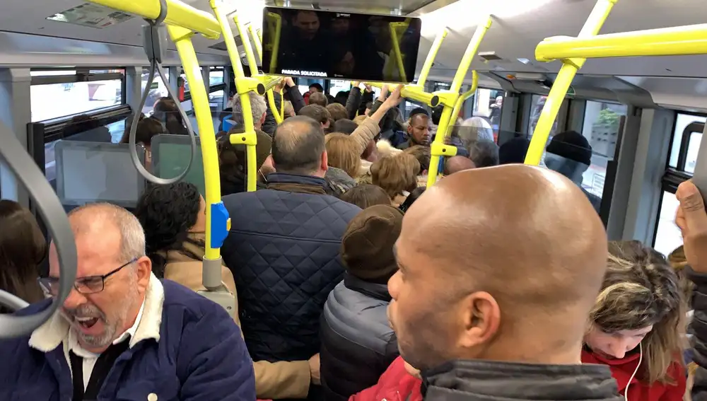Bus sustitutivo de la Línea 4 de metro