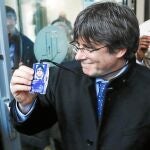 Brussels (Belgium), 20/12/2019.- Former Catalan leader Carles Puigdemont (L) departs from the accreditation center of the European Parliament after the decision of the European Court of Justice in Brussels, Belgium, 20 December 2019. The European Court of Justice has ruled on 19 December that Catalan separatist leader Oriol Junqueras has an MEP immunity when he was jailed by the Spanish Supreme Court in October, prompting calls for his immediate release. (Bélgica, Bruselas) EFE/EPA/STEPHANIE LECOCQ