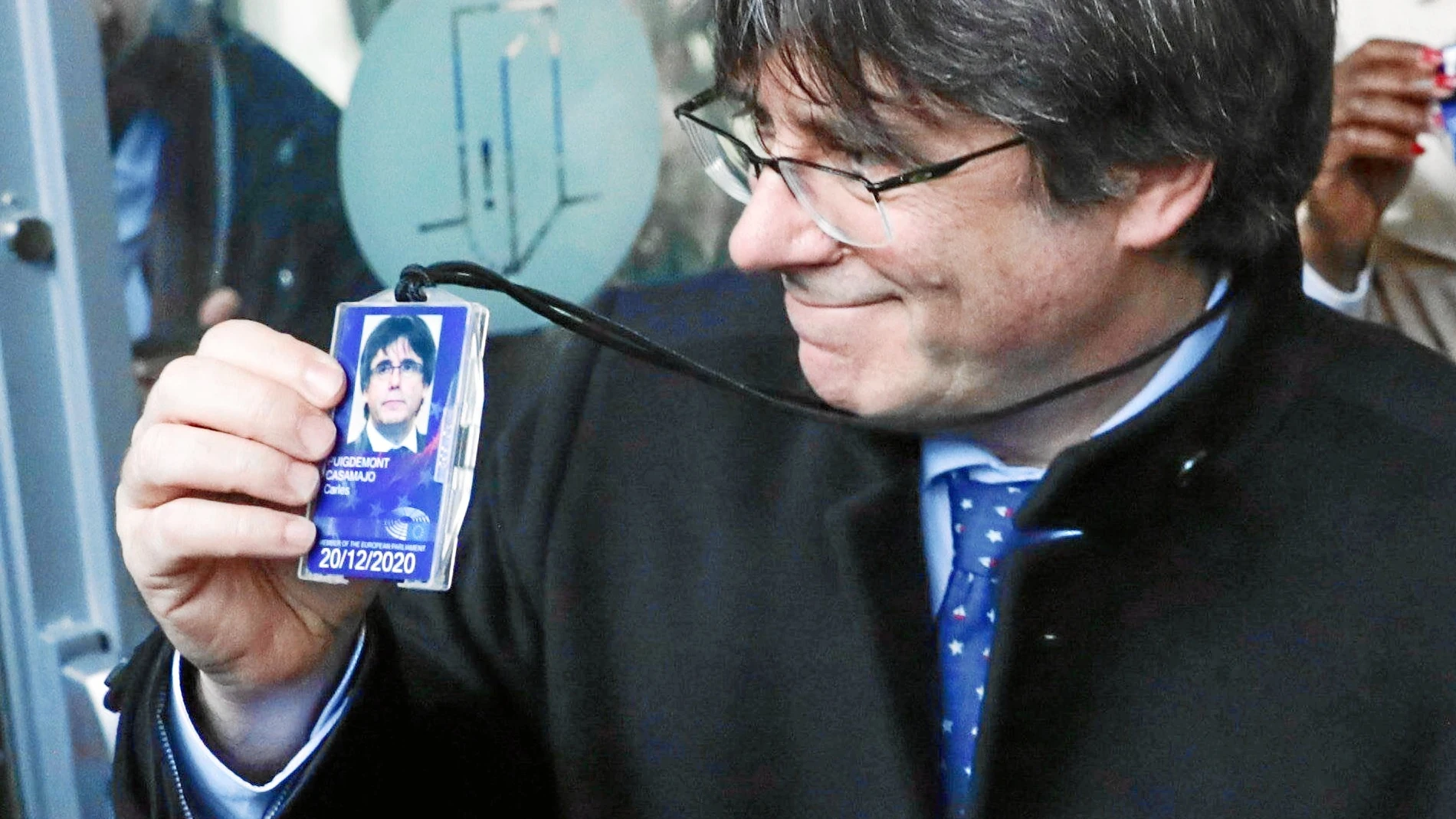 Brussels (Belgium), 20/12/2019.- Former Catalan leader Carles Puigdemont (L) departs from the accreditation center of the European Parliament after the decision of the European Court of Justice in Brussels, Belgium, 20 December 2019. The European Court of Justice has ruled on 19 December that Catalan separatist leader Oriol Junqueras has an MEP immunity when he was jailed by the Spanish Supreme Court in October, prompting calls for his immediate release. (Bélgica, Bruselas) EFE/EPA/STEPHANIE LECOCQ