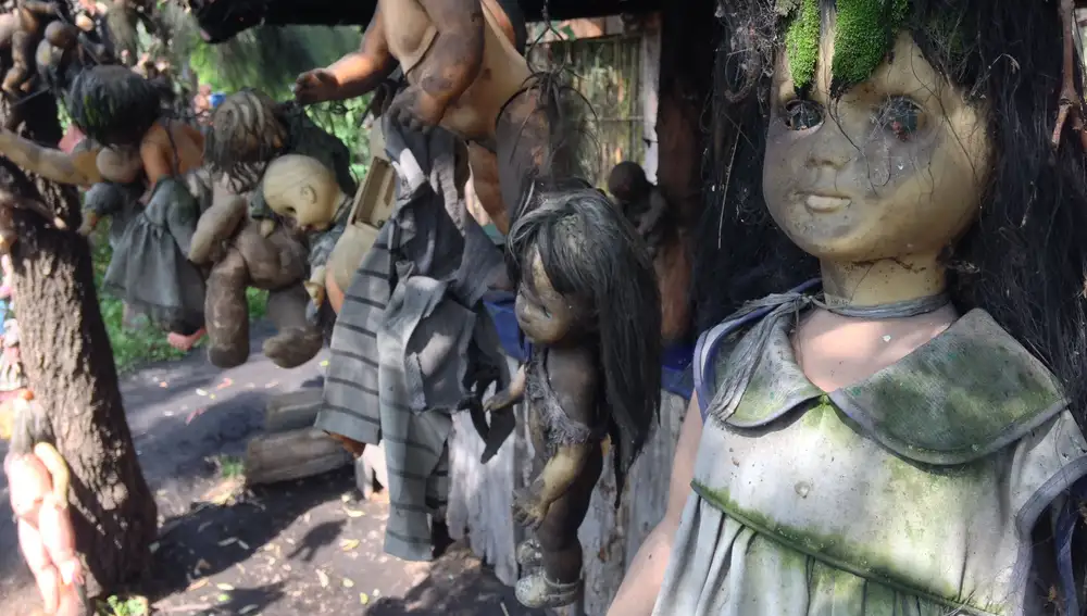 En el lugar se cuentan más de 1500 muñecas, que sirven como amuleto frente al espíritu de la niña