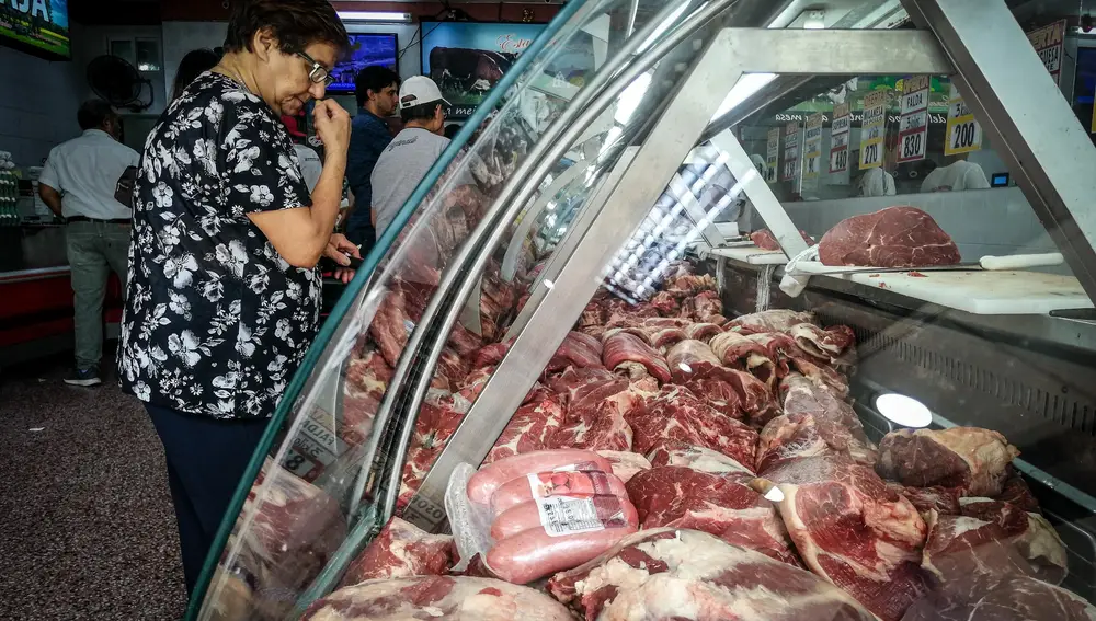 ACOMPAÑA CRÓNICA***AME1624. BUENOS AIRES (ARGENTINA), 13/01/2020.- Una mujer mira este lunes una vitrina de una carnicería en la ciudad de Buenos Aires (Argentina). El consumo de carne vacuna en Argentina, uno de los países con mayor tradición "carnívora", ha caído al nivel más bajo en una década, consecuencia no solo del avance de los consumidores 'veggies', sino principalmente por la pérdida del poder adquisitivo por la crisis económica que vive el país desde 2018. El tradicional asado de los domingos se transformó en una versión más magra y económica, en el que la carne vacuna ya no tiene la exclusividad y comparte parrilla con el pollo y el cerdo y, por qué no, también con verduras asadas. EFE/Juan Ignacio Roncoroni