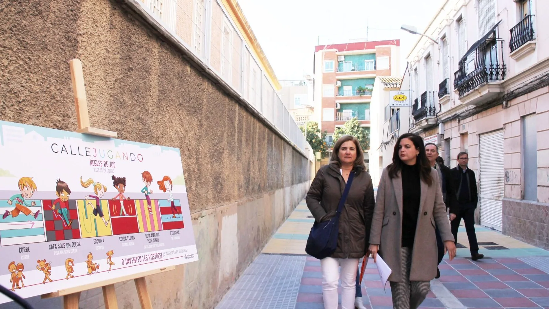 La vicealcaldesa recordó, durante su visita a Benicalap, que el Valencia C.F. adeuda 180.000 euros a la ciudad y concretamente al barrio de Benicalap, para resarcirlo por las molestias que supone la instalación del nuevo estadio de Mestalla