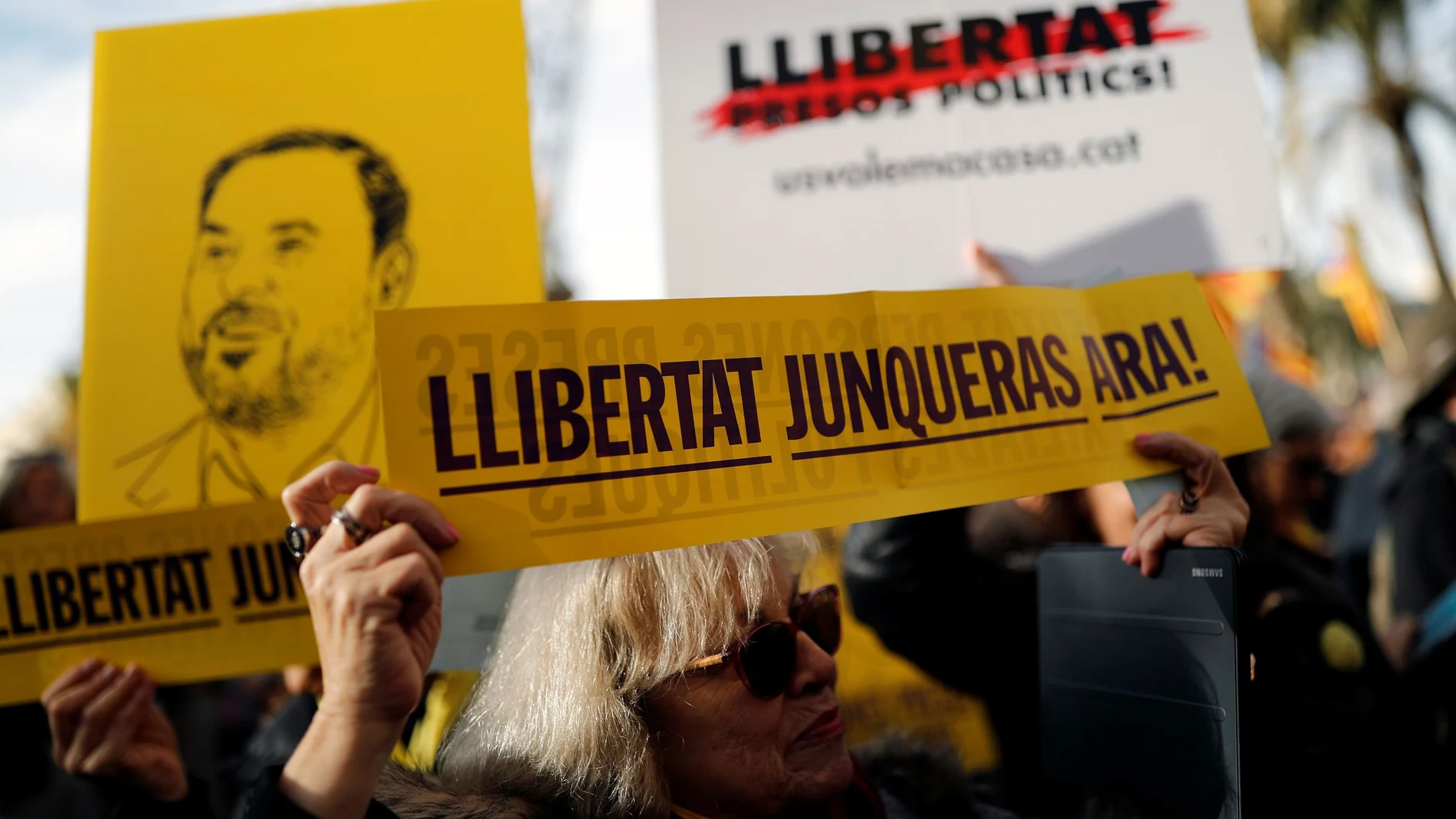 A Pro-independence supporter holds a sign reading "Freedom Junqueras" during a protest after Spain's electoral board and Supreme Court blocking jailed Catalan leader Oriol Junqueras as a European Union (EU) lawmaker in Barcelona, Spain, January 13, 2020. REUTERS/Nacho Doce