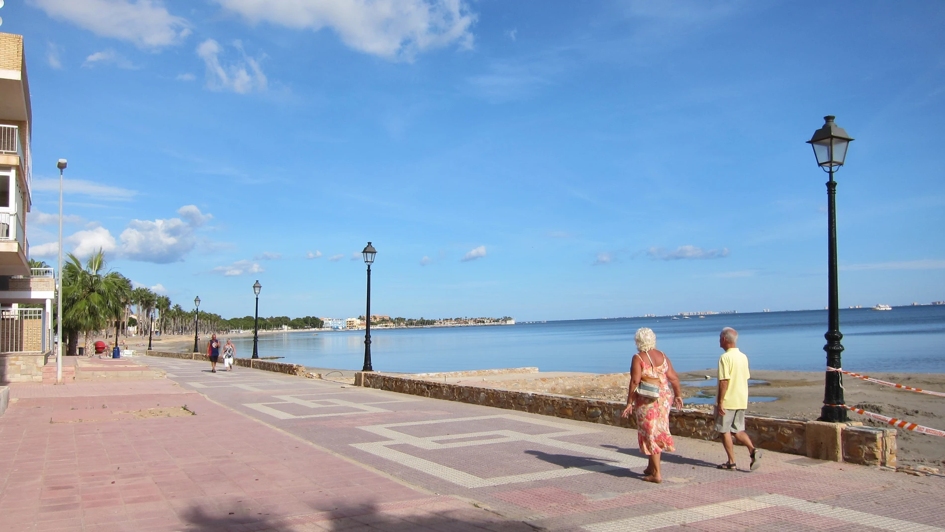 Imagen del paseo de Los Alcázares con el Mar Menor de fondo