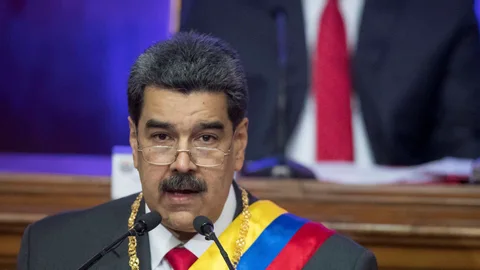 JJPANA9611. CARACAS (VENEZUELA), 14/01/2020.- El presidente de Venezuela, Nicolás Maduro (adelante), ofrece este martes su Mensaje Anual de Memoria y Cuenta ante la Asamblea Nacional Constituyente (ANC), mientras el presidente de dicho ente, Diosdado Cabello (atrás), lo escucha en el Palacio Federal Legislativo, en Caracas (Venezuela). Maduro pidió al Consejo Nacional Electoral (CNE) que invite a la Unión Europea (UE) y a la ONU para que observen las elecciones legislativas previstas para este año, aunque aún sin fecha, pero no así a la Organización de Estados Americanos (OEA). "Que se invite ampliamente a la Unión Europea, a la secretaria general de la ONU, a la Unión Africana y a todas las organizaciones (...) para que vengan a ver cómo el pueblo de Venezuela, un pueblo libre, elige su nueva Asamblea Nacional (AN, Parlamento)", dijo. EFE/ Rayner Peña