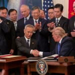 El presidente de Estados Unidos Donald J. Trump y el vice primer ministro chino Liu He firman el acuerdo en el Ala Este de la Casa Blanca.
