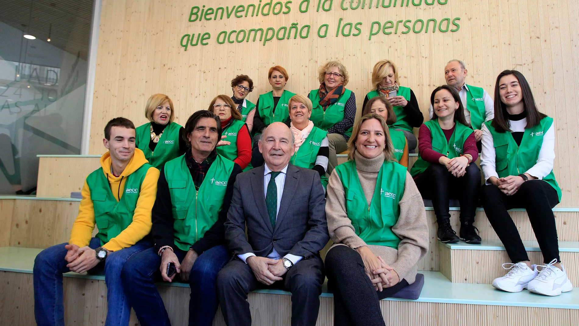 El presidente de la AECC, en Sevilla, Julio Cuesta, inauguró un nuevo espacio activo contra el cáncer, con la asistencia del alcalde hispalense, Juan Espadas; el delegado de la Junta en Sevilla, Ricardo Sánchez; y la delegada territorial de Salud y Familias, Regina Serrano, entre otros