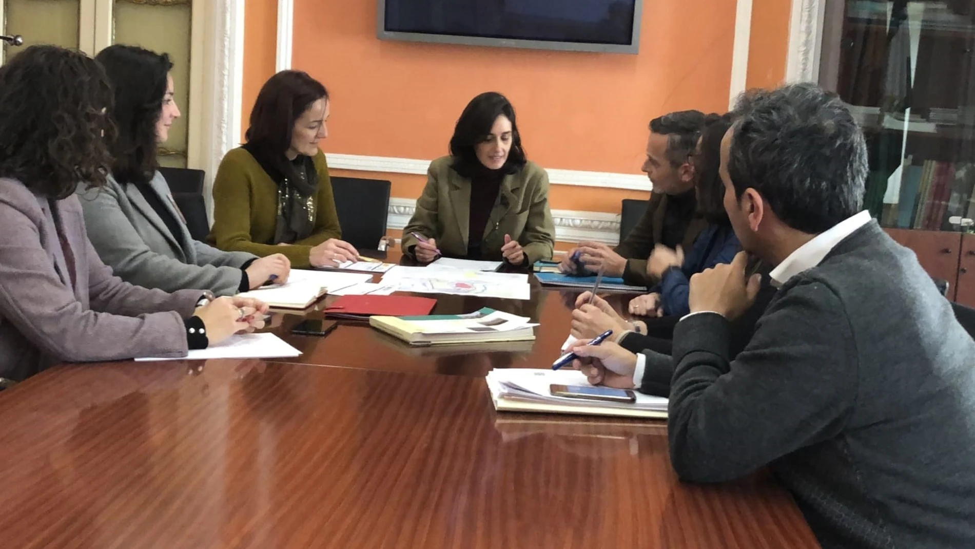 Sevilla.- El alcalde de Camas y la delegada de Cultura tratan la "responsabilidad compartida" del Carambolo