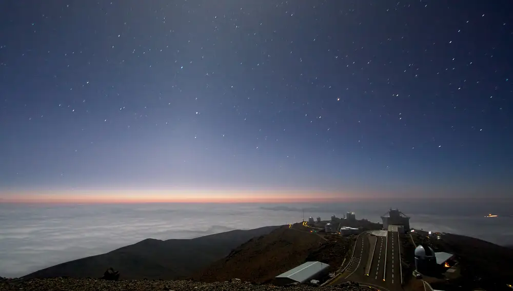 Luz zodiacal sobre el horizonte (abajo) y el brillo de la Luna (arriba) vistos desde el observatorio La Silla