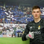 Andriy Lunin posa con la camiseta del Real Oviedo.