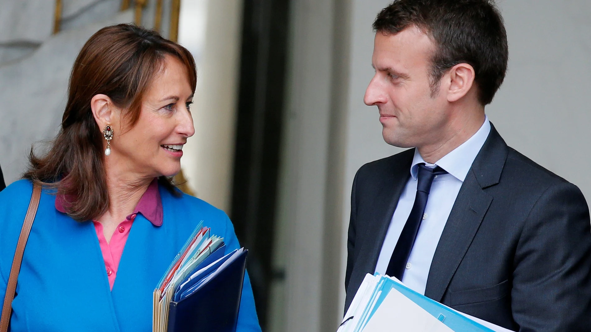 Ségolène Royal y Emmanuel Macron, en mayo de 2016, cuando ambos eran ministros del socialista François Hollande/Reuters