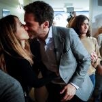 El presidente del PP de Gipúzcoa, Borja Sémper, junto a su mujer, Bárbara Goenaga, tras anunciar que abandona la política