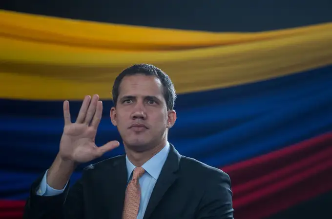 Guaidó desafía a Maduro y viaja a Colombia