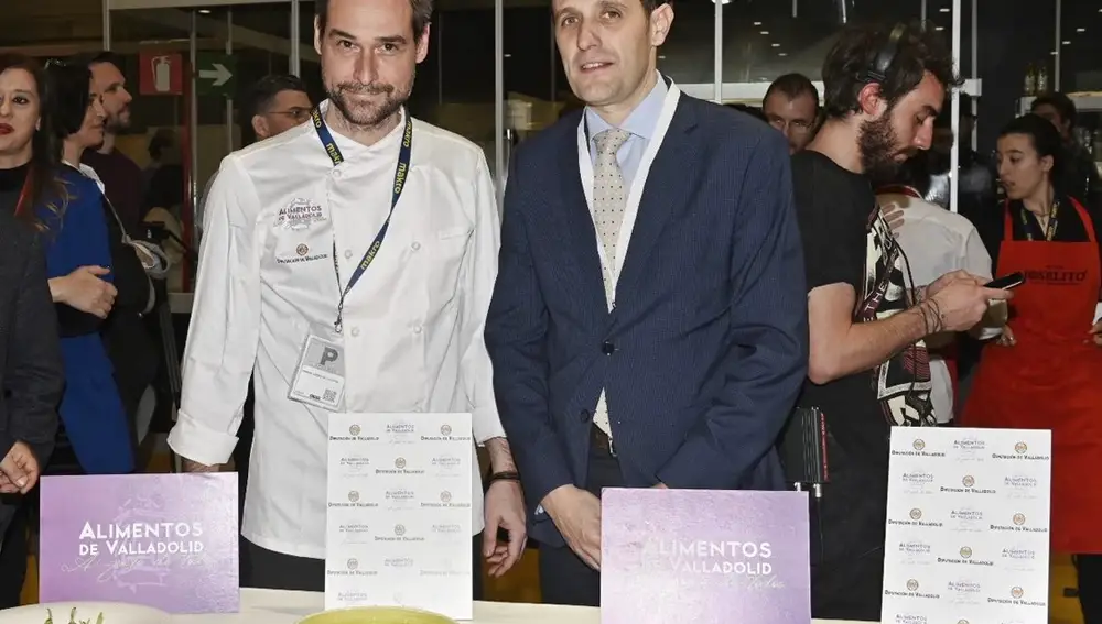 El presidente de la Diputación de Valaldolid, Conrado Íscar junto al chef Miguel Ángel de la Rosa, de Matapozuelos, en Madrid Fusión