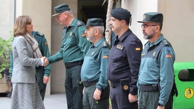 La secretaria de Estado de Seguridad, Ana Botella, saluda a mandos de la Guardia Civil y la Policía, en una imagen de archivo