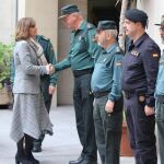 La secretaria de Estado de Seguridad, Ana Botella, saluda a mandos de la Guardia Civil y la Policía, en una imagen de archivo