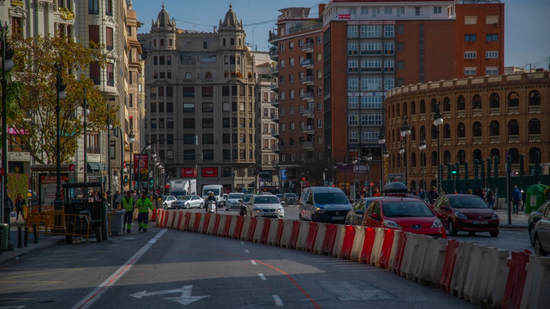 Los primeros trabajos para la futura peatonalización de la plaza del Ayuntamiento de Valencia comenzaron ayer. La «peatonalización blanda» de la plaza será una realidad, según las previsiones, el próximo 20 de marzo