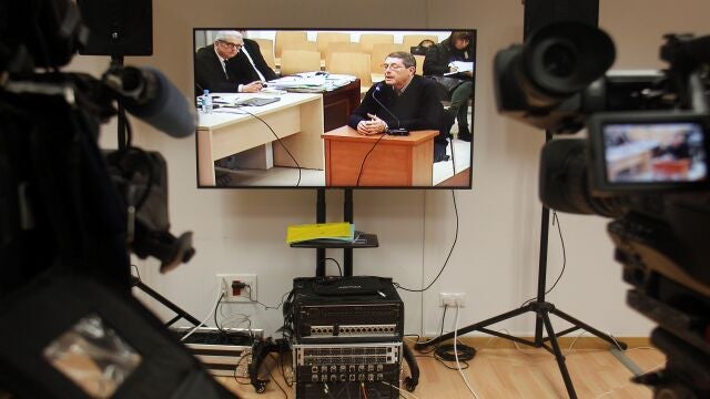 Vista de la declaración del entonces concejal de Urbanismo de Polop, el popular Juan Cano, durante su declaración la semana pasada en Alicante