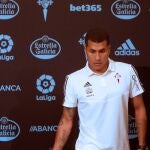 El defensa colombiano Jeison Murillo atiende a los medios durante su presentación como nuevo jugador del Celta de Vigo, esta tarde en una rueda de prensa celebrada en la ciudad gallega. El primer fichaje de invierno del club llega en calidad de cedido desde la Sampdoria, con una opción de compra para la entidad gallega al finalizar la presente temporada.