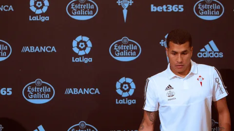 El defensa colombiano Jeison Murillo atiende a los medios durante su presentación como nuevo jugador del Celta de Vigo, esta tarde en una rueda de prensa celebrada en la ciudad gallega. El primer fichaje de invierno del club llega en calidad de cedido desde la Sampdoria, con una opción de compra para la entidad gallega al finalizar la presente temporada.