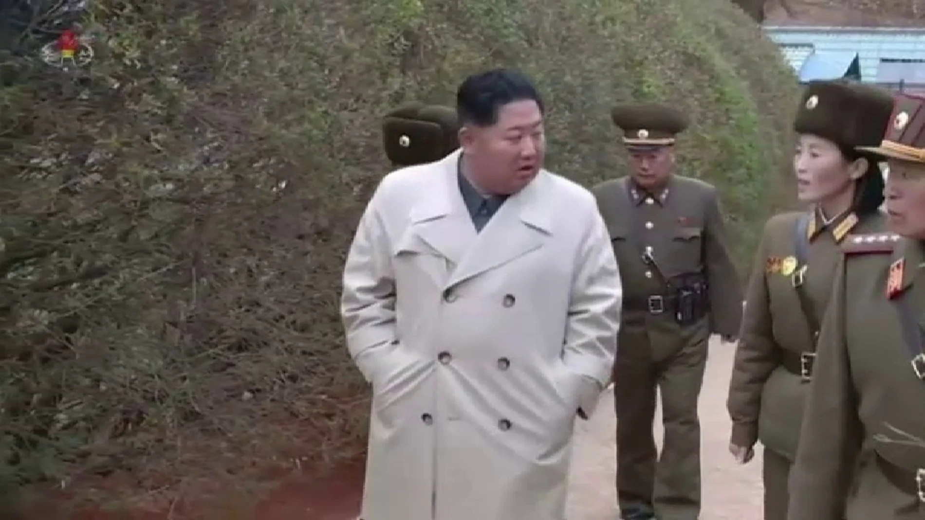 Un vídeo de tono épico de Kim Jong Un visitando un campamento militar femenino