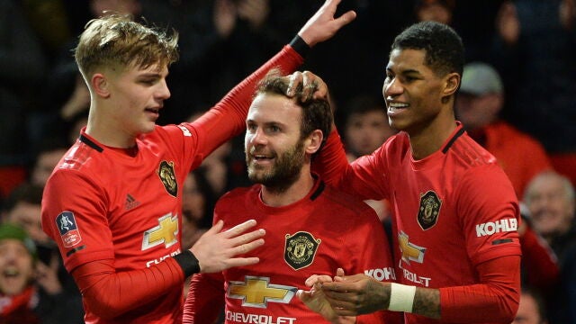 Juan Mata, felicitado por sus compañeros del Manchester United