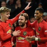 Juan Mata, felicitado por sus compañeros del Manchester United