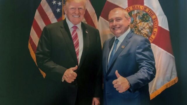 Imagen de Lev Parnas posando junto a Donald Trump