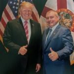 Imagen de Lev Parnas posando junto a Donald Trump